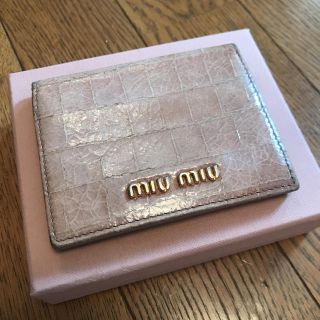 ミュウミュウ(miumiu)のmiumiu 定期入れ(名刺入れ/定期入れ)