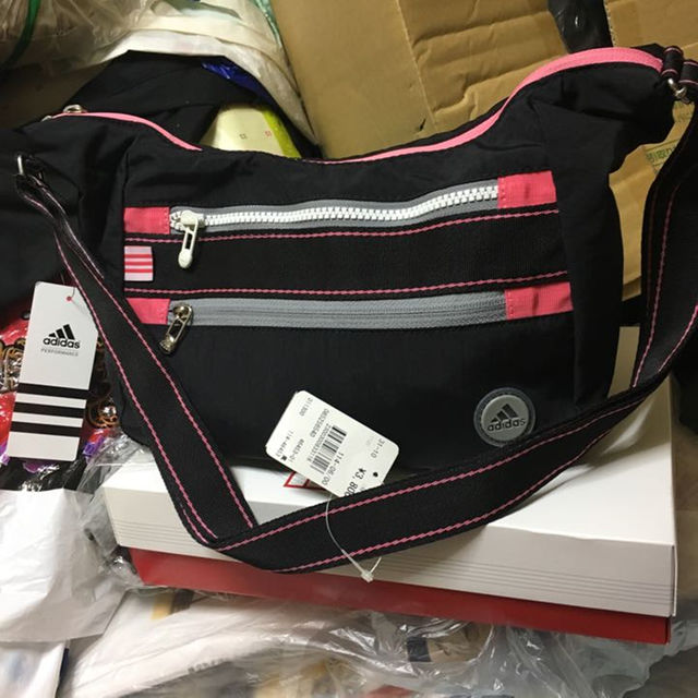 adidas(アディダス)のW RR様専用。adidas  ショルダー鞄・未使用 レディースのファッション小物(その他)の商品写真