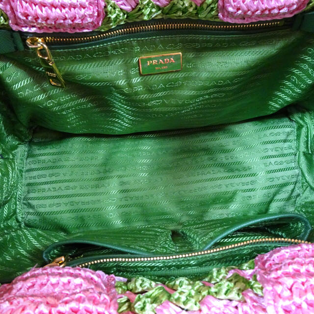 PRADA(プラダ)のるりいろひめ様専用ラフィアトートバッグ 美品 レディースのバッグ(かごバッグ/ストローバッグ)の商品写真
