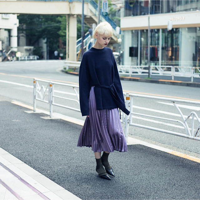 Ameri VINTAGE(アメリヴィンテージ)のSHINING PLEATS SKIRT Amerivintage レディースのスカート(ひざ丈スカート)の商品写真