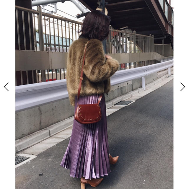 Ameri VINTAGE(アメリヴィンテージ)のSHINING PLEATS SKIRT Amerivintage レディースのスカート(ひざ丈スカート)の商品写真