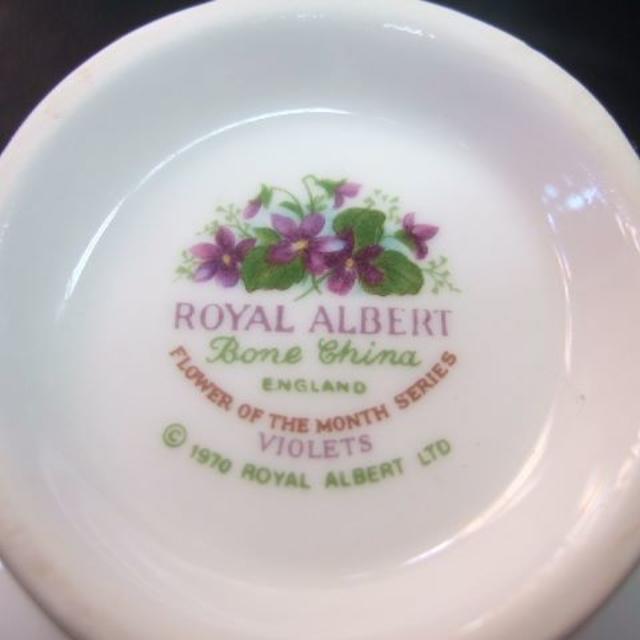 ROYAL ALBERT(ロイヤルアルバート)の美品！　ロイヤルアルバートティーカップ＆ソーサー　２月　VIOLET インテリア/住まい/日用品のキッチン/食器(食器)の商品写真