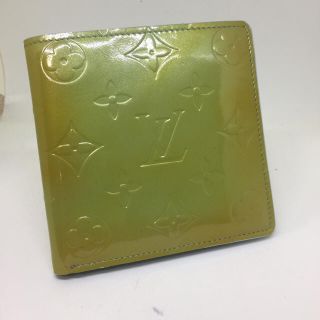 ルイヴィトン(LOUIS VUITTON)の【Louis Vuitton】二つ折り財布★　イエロー　ヴェルニ　ヴィトン　 (財布)