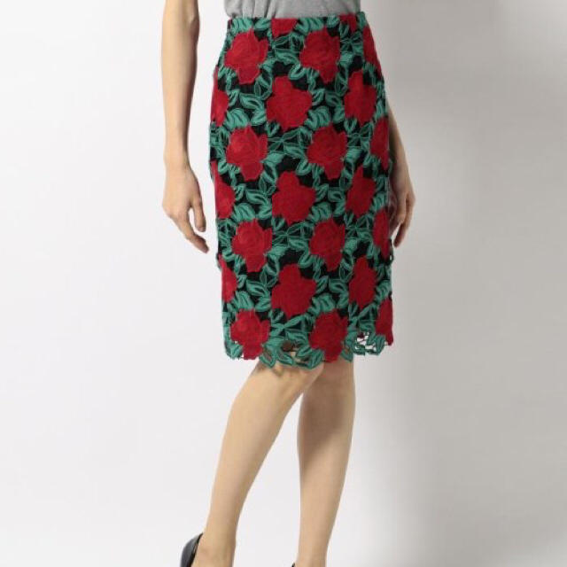 【在庫処分】 GRACE CONTINENTAL - ⭐️新品タグ付き⭐️グレースコンチネンタル 薔薇レースカットのスカート ひざ丈スカート