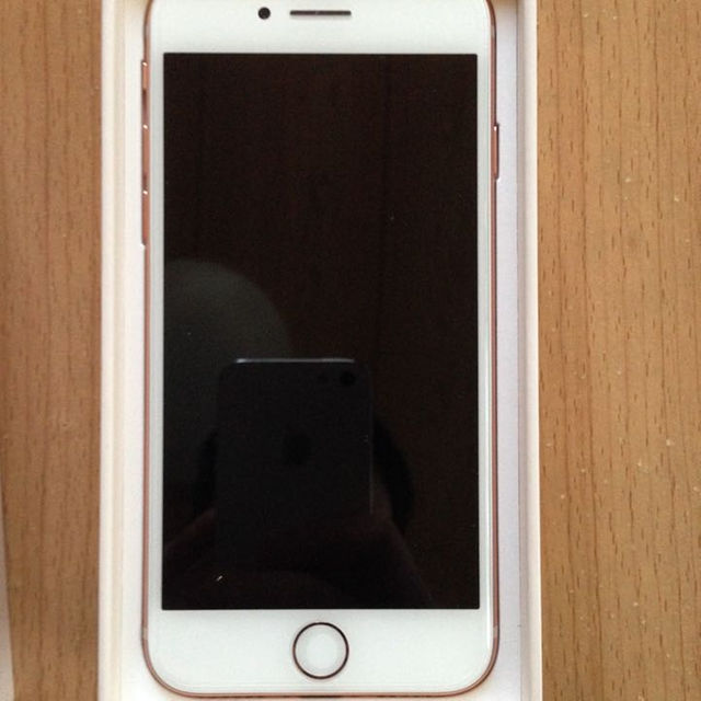 Apple(アップル)のiPhone 8 256GB ゴールド シムフリー化済み（未使用） スマホ/家電/カメラのスマートフォン/携帯電話(携帯電話本体)の商品写真