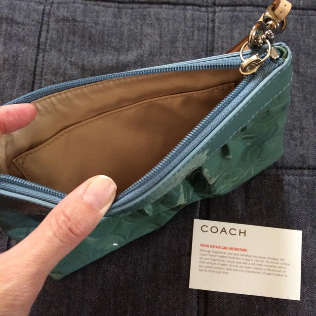 COACH(コーチ)のおーけい様専用です。COACH コーチ エナメル素材のポーチ 新品 レディースのファッション小物(ポーチ)の商品写真