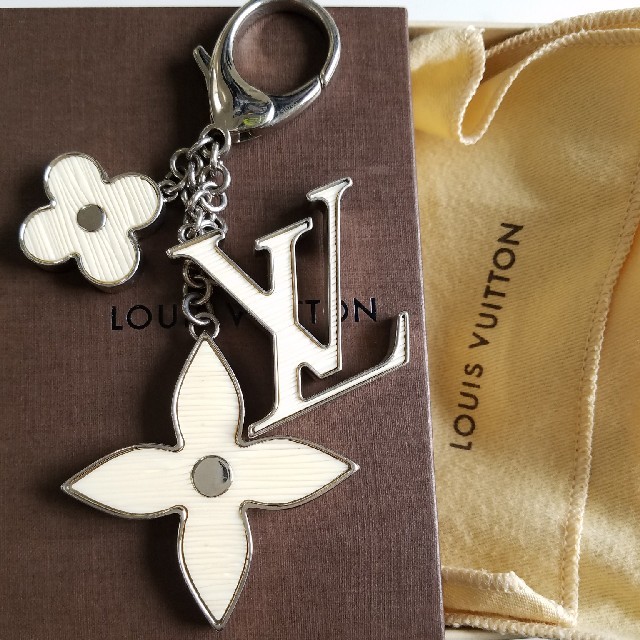 LOUIS VUITTON - 【正規品】ルイヴィトンキーホルダーホワイトの通販 by ゆうり's shop｜ルイヴィトンならラクマ