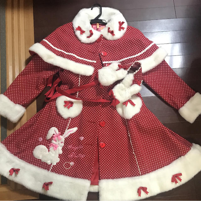 Angelic Pretty(アンジェリックプリティー)のおめかしバニーちゃん コート 赤水玉 レディースのジャケット/アウター(ロングコート)の商品写真