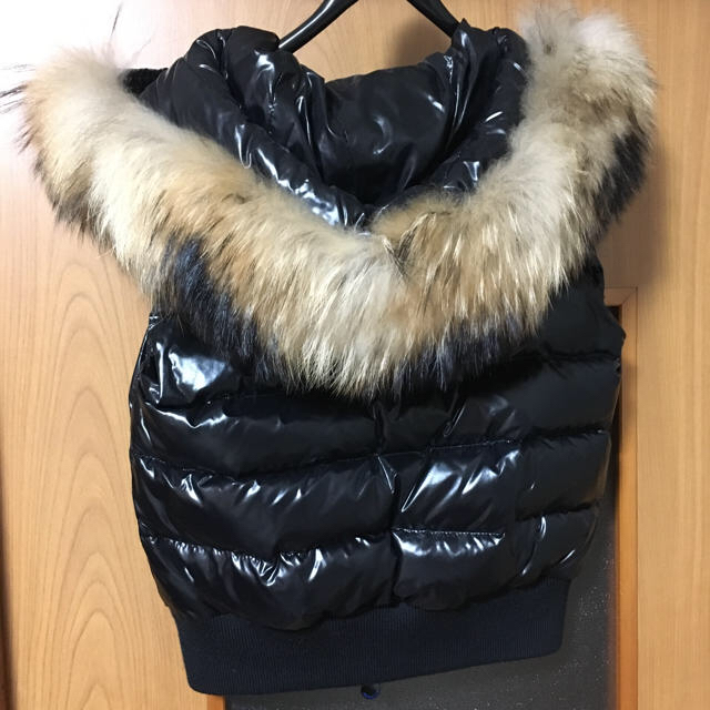 MONCLER(モンクレール)の値下げ！モンクレール ベスト レディースのジャケット/アウター(ダウンベスト)の商品写真