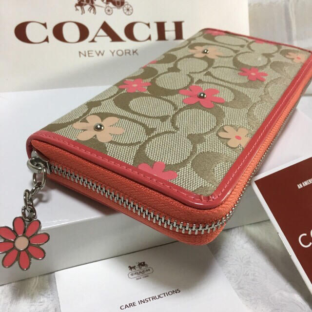 COACH(コーチ)のプレゼント用新品コーチ長財布F51339 フローラルシグネチャー  デイジー レディースのファッション小物(財布)の商品写真