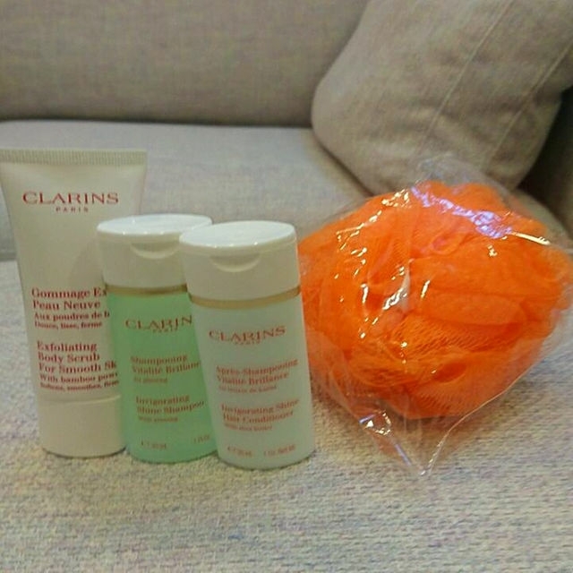 CLARINS(クラランス)の【新品未使用品】CLARINSボディスクラブ&シャンプー&リンス&ボディスポンジ コスメ/美容のヘアケア/スタイリング(その他)の商品写真