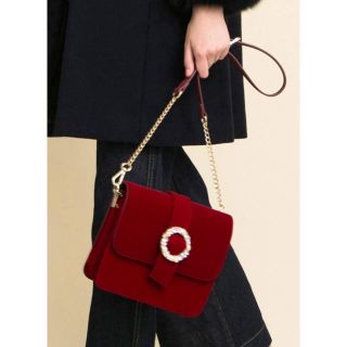 ノエラ(Noela)の【今季新作♡12日までお値引き】Noela ベロアビジューバックルBAG レッド(ショルダーバッグ)