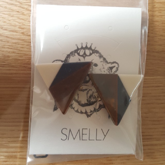 SMELLY(スメリー)の新品未使用　アーバンリサーチ　バイカラー三角イヤリング レディースのアクセサリー(イヤリング)の商品写真