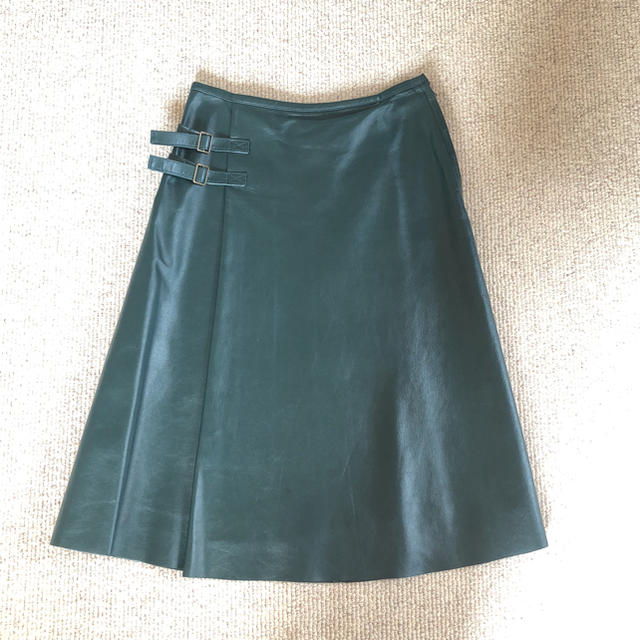 STRAWBERRY-FIELDS(ストロベリーフィールズ)のレザースカート レディースのスカート(ひざ丈スカート)の商品写真