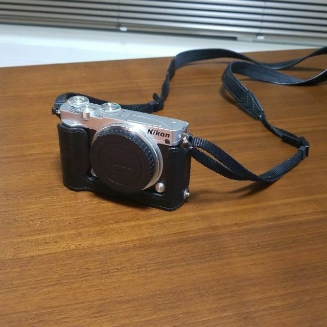 Nikon(ニコン)の
 Nikon 1 J5 ダブルレンズキット カバー付き スマホ/家電/カメラのカメラ(ミラーレス一眼)の商品写真