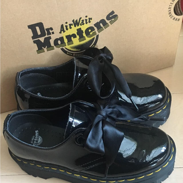 【新品本物】 Dr.Martens - シューズ 厚底 リボン エナメル 【Dr.Martens】HOLLY ローファー/革靴
