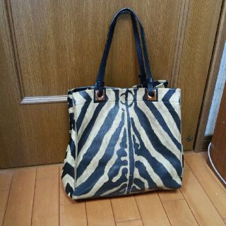 フルラ(Furla)のフルラ 大容量トートバッグ ゼブラ柄  通勤に☆ A4サイズ入ります 大容量(トートバッグ)