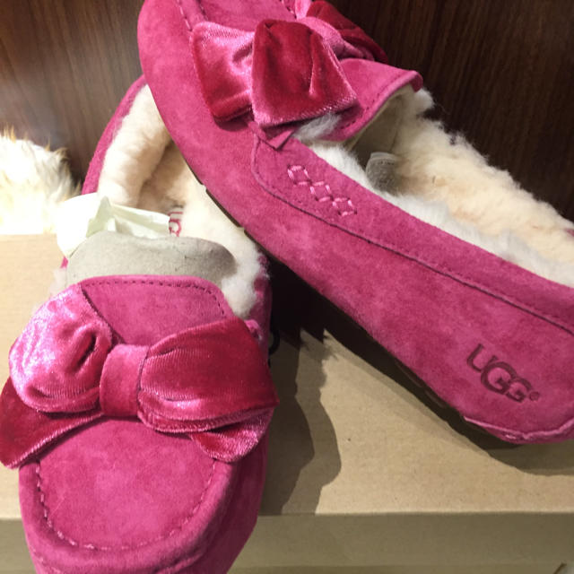 UGG(アグ)のUGG リボン ピンク モカシン 新品 スリッポン レディースの靴/シューズ(スリッポン/モカシン)の商品写真