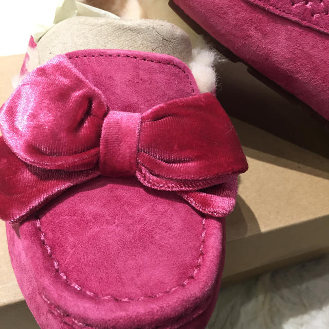 UGG(アグ)のUGG リボン ピンク モカシン 新品 スリッポン レディースの靴/シューズ(スリッポン/モカシン)の商品写真