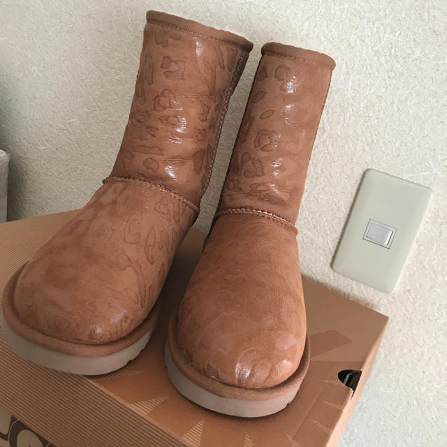 新品未使用ugg クラシックショートのサムネイル