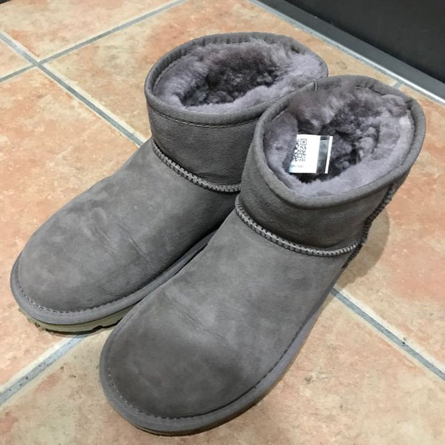 UGG(アグ)のほぼ新品 箱付き UGG クラシックミニ ストーミーグレー レディースの靴/シューズ(ブーツ)の商品写真