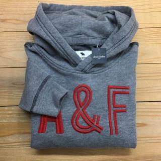 アバクロンビーアンドフィッチ(Abercrombie&Fitch)の新品【キッズ15/16-XLサイズ】★アバクロ★総刺しゅうロゴパーカー/グレー(パーカー)