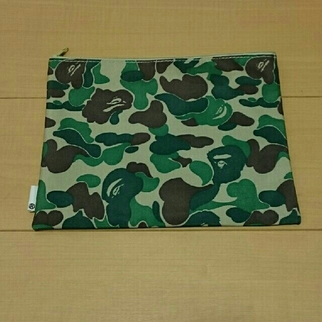 A BATHING APE(アベイシングエイプ)の未使用 エイプ 小物入れ ジップアップ 20㎝×25㎝ ナイロン素材 メンズのファッション小物(その他)の商品写真