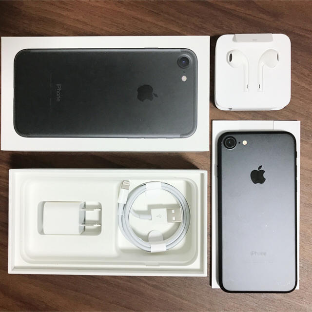 iPhone(アイフォーン)のたかまり様専用 iPhone7 本体 ブラック 128GB 美品  スマホ/家電/カメラのスマートフォン/携帯電話(スマートフォン本体)の商品写真