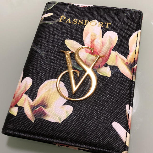 Victoria's Secret(ヴィクトリアズシークレット)のVictoria’s Secret passport case  レディースのファッション小物(パスケース/IDカードホルダー)の商品写真