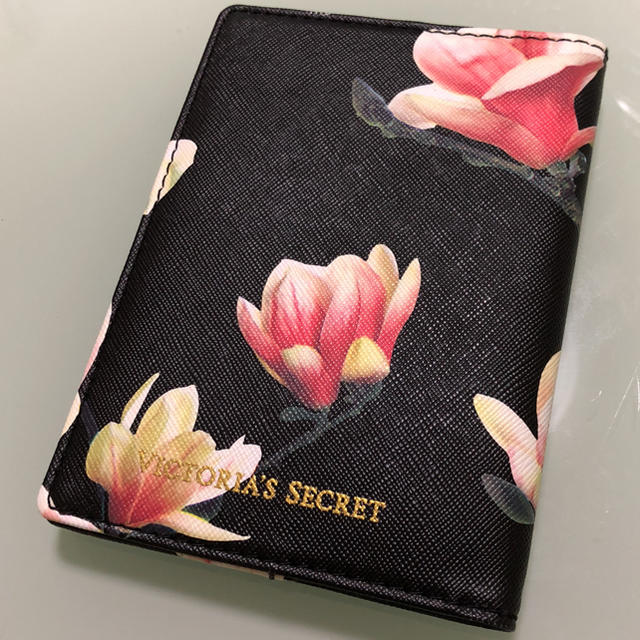 Victoria's Secret(ヴィクトリアズシークレット)のVictoria’s Secret passport case  レディースのファッション小物(パスケース/IDカードホルダー)の商品写真