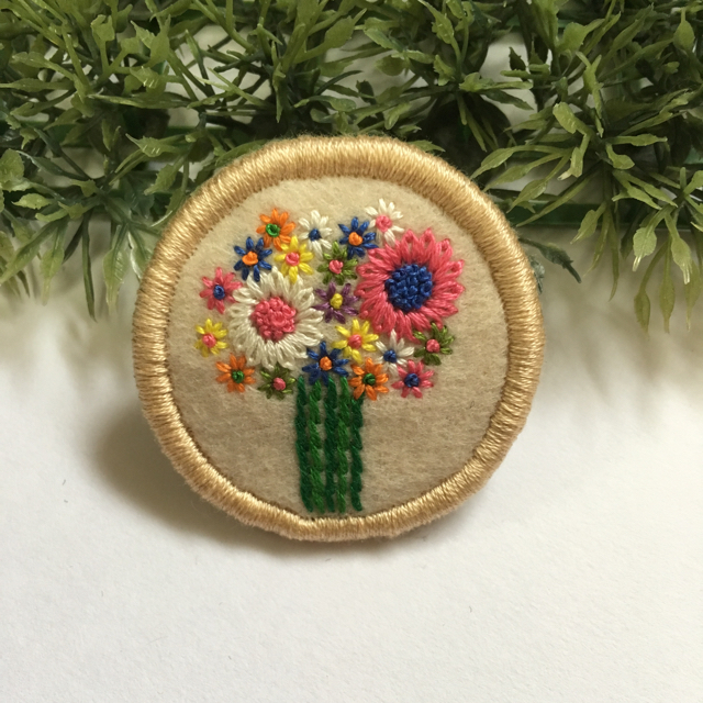 12.お花の刺繍ブローチ✴︎受注製作 ハンドメイドのアクセサリー(コサージュ/ブローチ)の商品写真