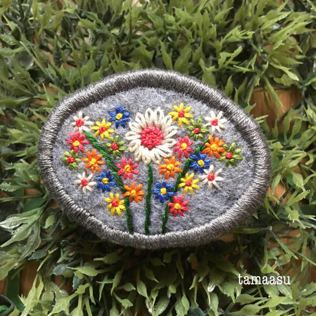 16.お花の刺繍ブローチ✴︎受注製作 ハンドメイドのアクセサリー(コサージュ/ブローチ)の商品写真