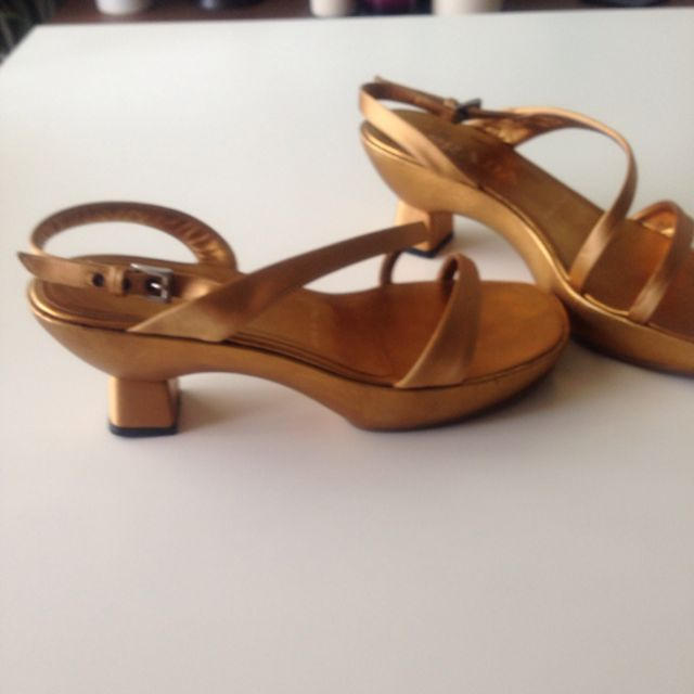 PRADA(プラダ)のPRADA ゴールドサンダル レディースの靴/シューズ(サンダル)の商品写真