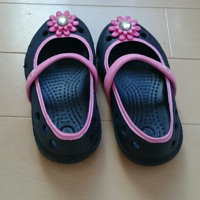 crocs(クロックス)のクロックスキッズサンダル キッズ/ベビー/マタニティのベビー靴/シューズ(~14cm)(サンダル)の商品写真