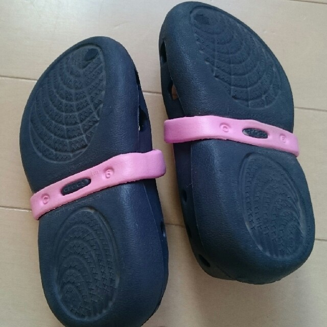 crocs(クロックス)のクロックスキッズサンダル キッズ/ベビー/マタニティのベビー靴/シューズ(~14cm)(サンダル)の商品写真