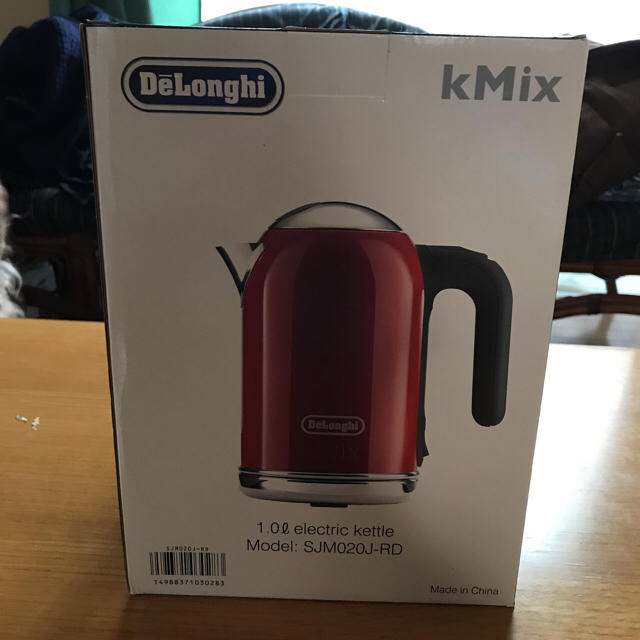 DeLonghi(デロンギ)のデロンギ Kmix ケトル レッド1.0ℓ 新品未使用品♪ スマホ/家電/カメラの生活家電(電気ケトル)の商品写真