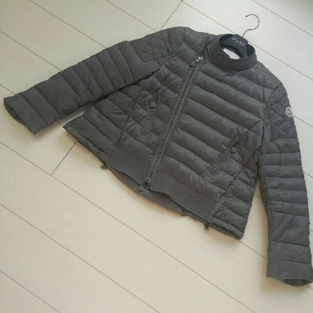 MONCLER(モンクレール)のモンクレール　国内正規品　サイズ1 グレー　ベル袖　希少モデル レディースのジャケット/アウター(ダウンコート)の商品写真