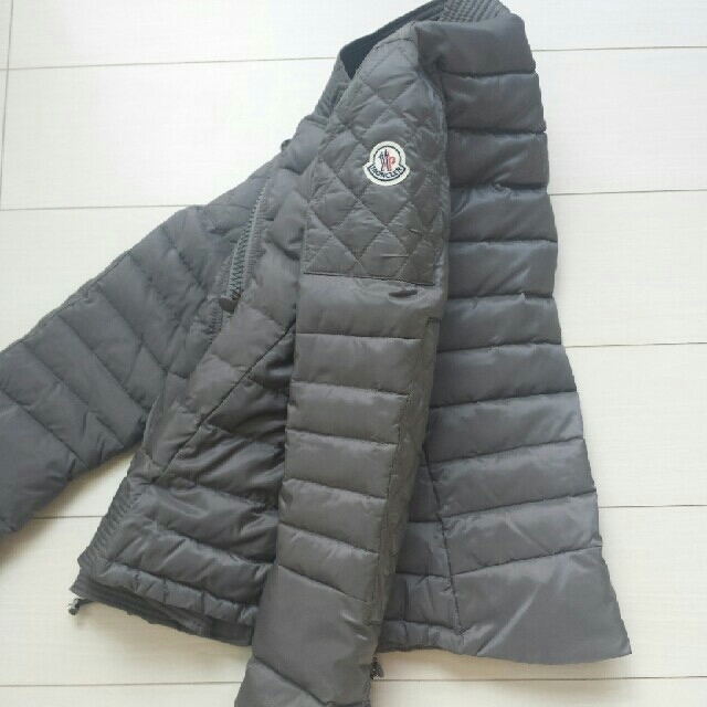 MONCLER(モンクレール)のモンクレール　国内正規品　サイズ1 グレー　ベル袖　希少モデル レディースのジャケット/アウター(ダウンコート)の商品写真