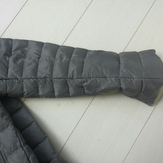 MONCLER(モンクレール)のモンクレール　国内正規品　サイズ1 グレー　ベル袖　希少モデル レディースのジャケット/アウター(ダウンコート)の商品写真