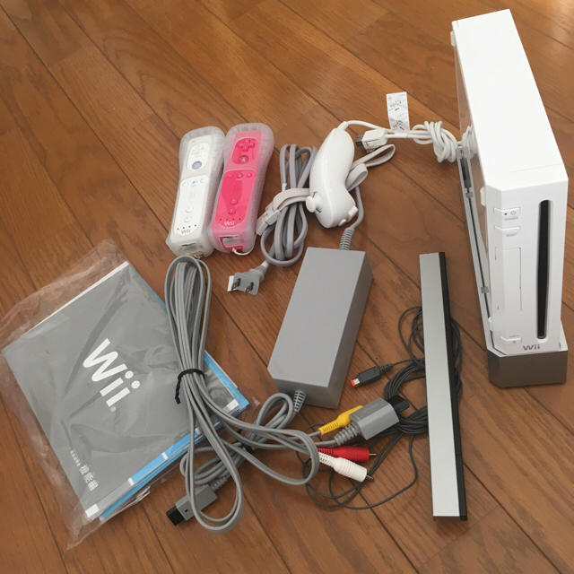 Wii(ウィー)のWii本体&WiiFitPlus &コントローラ&ソフト【マリオ・桃鉄2010】 エンタメ/ホビーのゲームソフト/ゲーム機本体(家庭用ゲーム機本体)の商品写真