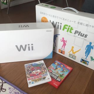 ウィー(Wii)のWii本体&WiiFitPlus &コントローラ&ソフト【マリオ・桃鉄2010】(家庭用ゲーム機本体)