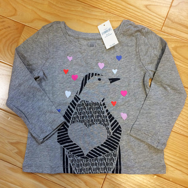 babyGAP(ベビーギャップ)の新品 美品 長袖Tシャツ 90センチ キッズ/ベビー/マタニティのキッズ服女の子用(90cm~)(Tシャツ/カットソー)の商品写真