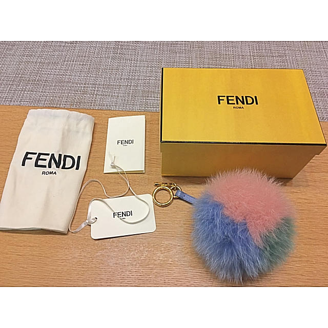 海外正規店購入☆フェンディファーチャーム マルチカラー www