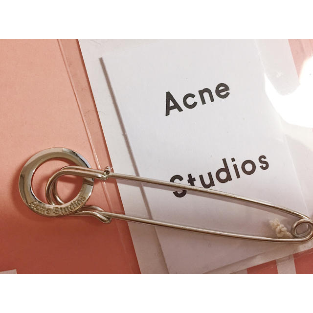ACNE(アクネ)の【新品タグ付】ACNE STUDIOS ストールピン レディースのファッション小物(ストール/パシュミナ)の商品写真