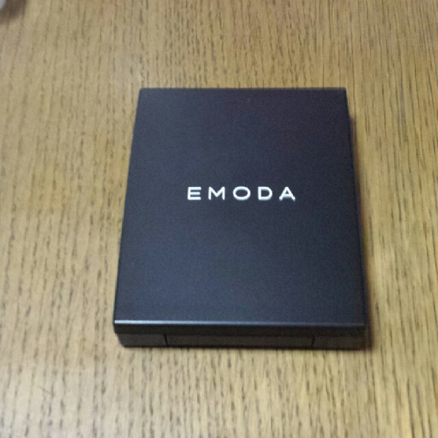EMODA(エモダ)の新品、未使用EMODAアイカラーパレット コスメ/美容のベースメイク/化粧品(アイシャドウ)の商品写真