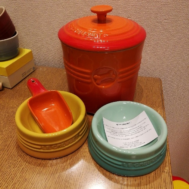 LE CREUSET - ル・クルーゼ ペットフードコンテナ&ドッグボウルの通販 by emifuro｜ルクルーゼならラクマ