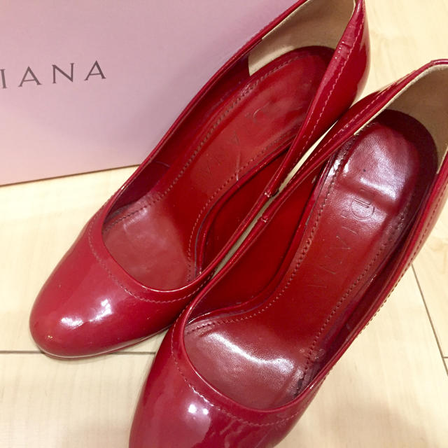 DIANA(ダイアナ)のDIANA エナメルパンプス プレーン 赤 22.0 22cm POOLSIDE レディースの靴/シューズ(ハイヒール/パンプス)の商品写真