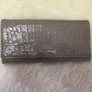 ミュウミュウ(miumiu)のミュウミュウ クロコ型押しレザー長財布(長財布)