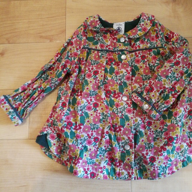 PETIT BATEAU(プチバトー)のプチバトー　花柄　シャツ　6M キッズ/ベビー/マタニティのベビー服(~85cm)(シャツ/カットソー)の商品写真