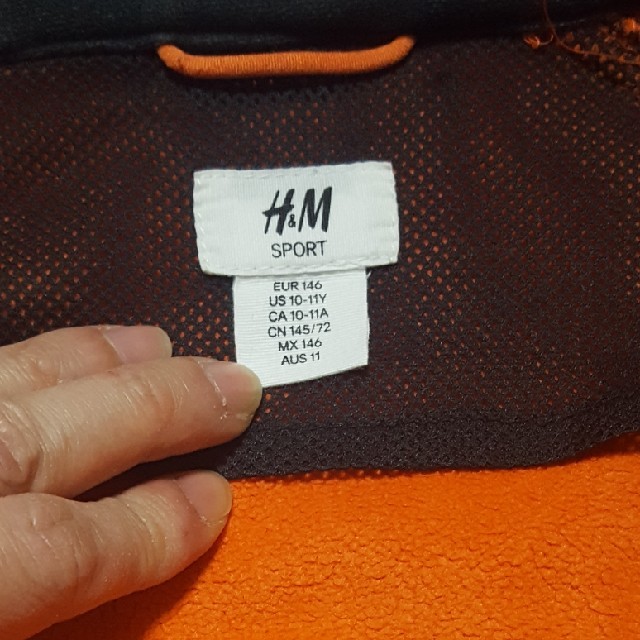 H&M(エイチアンドエム)の早い者勝ち 146㎝ H&M 黒 ジャケット ※ ザラ gap ナイキ ユニクロ キッズ/ベビー/マタニティのキッズ服男の子用(90cm~)(ジャケット/上着)の商品写真